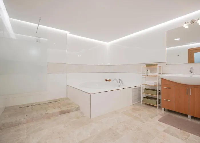 The Moss - Design In Prime Location - Walk To & *