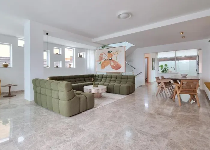 The Moss - Design In Prime Location - Walk To &